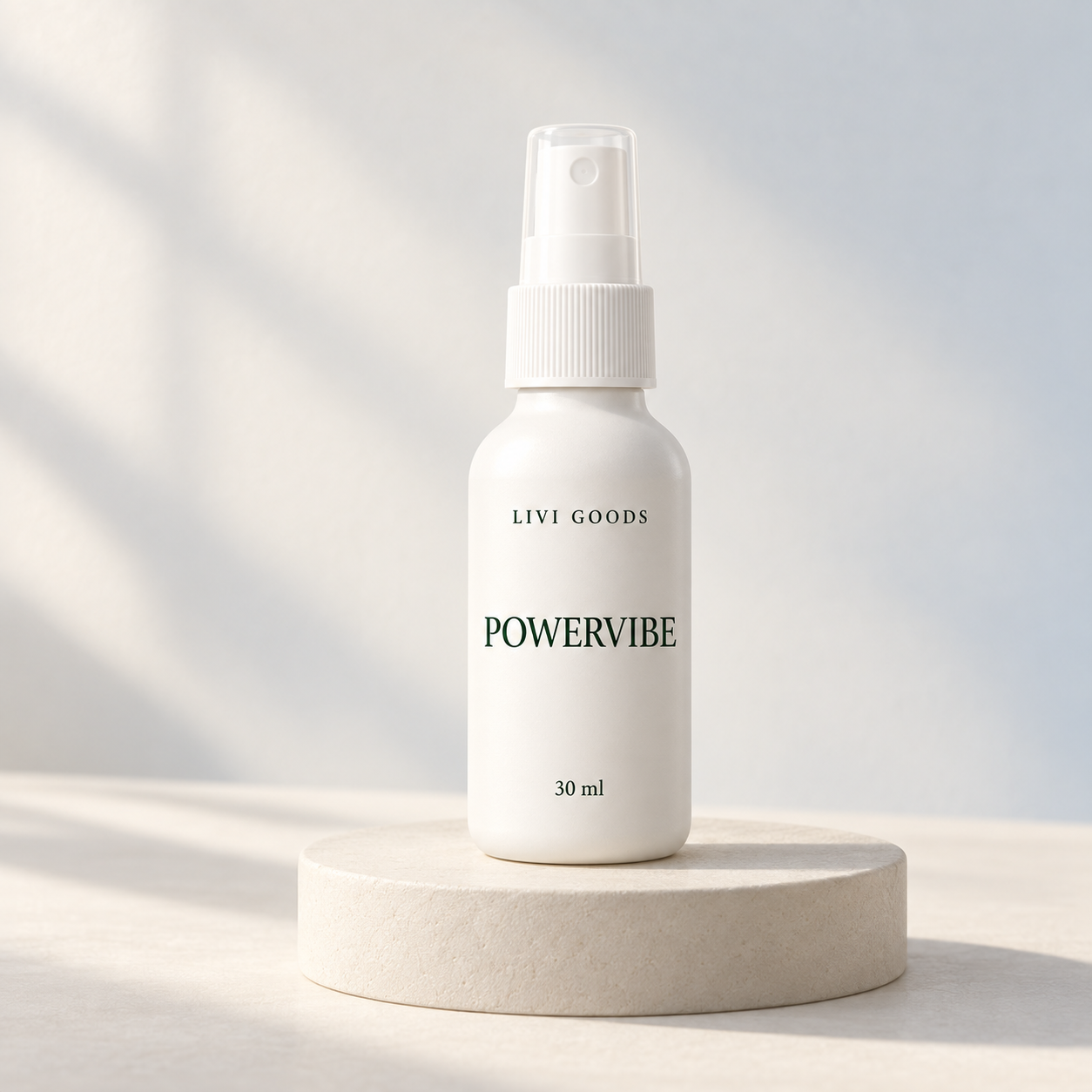 Ilustracija stekleničke PowerVibe 30 ml znamke Livi Goods na svetlem podstavku.